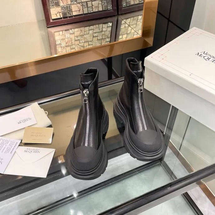 👟👟Ex-factory price 620👟👟 Men +10 🔥4050 McQueen’s new popular women’s boots and couple shoes🔥 Original 1:1 replica, the highest version! AIexanderMcQUEEN✅ products have been certified, endorsed by many celebrities such as Guli Nazha, Wu Lei, and Internet celebrity bloggers, and have fashion models on the T stage of Milan Fashion Week! Front zipper design, easy to wear, 6 cm heel height, comfortable to wear and heighten your legs, fabric: top grain calfskin/ lining: imported sheepskin feet: imported sheepskin, women's size 35-40 (40 must be customized). Men's size 39-45 (45 must be customized). Color: black/white, all black, off-white. Packaging: Matching counter packaging certificate pure cotton bag.